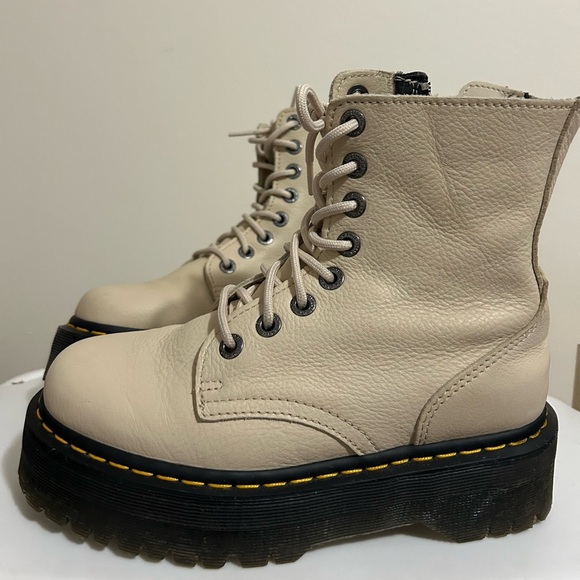Sold✔️✔️✔️Dr. Martens Jadon Boot Pisa Leather
Platforms in taupe color - Picture 1 of 9